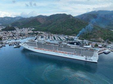 333 metrelik dev gemi Marmaris'e yanaştı, binlerce turist sokakları doldurdu