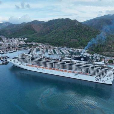 333 metrelik dev gemi Marmaris'e yanaştı, binlerce turist sokakları doldurdu