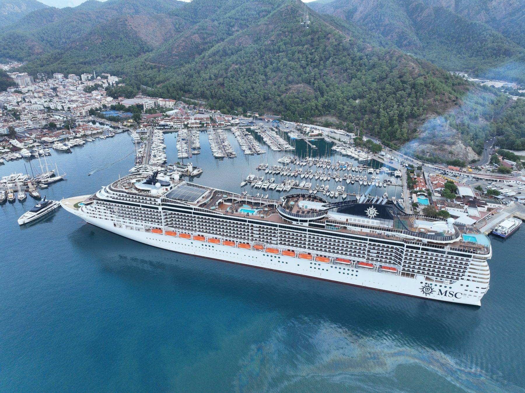 333 metrelik dev gemi Marmaris'e yanaştı, binlerce turist sokakları doldurdu