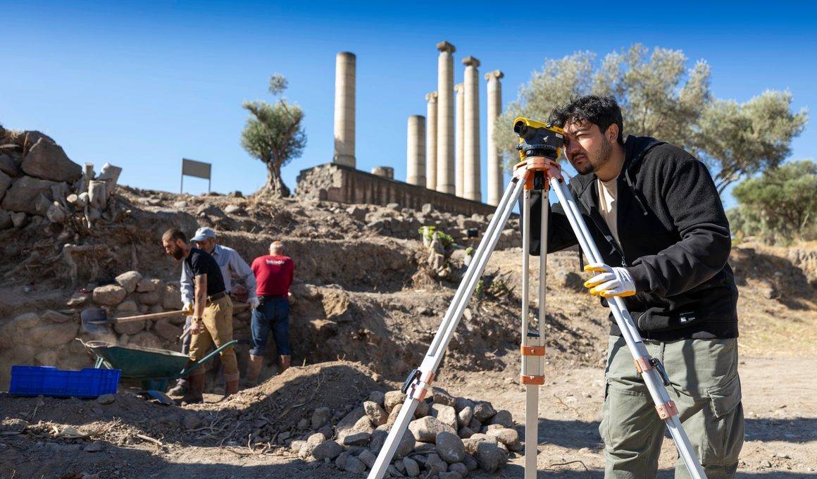 İzmir'in saklı tarihi Smyrna Höyüğü'ndeki çalışmalarla gün yüzüne çıkarılıyor