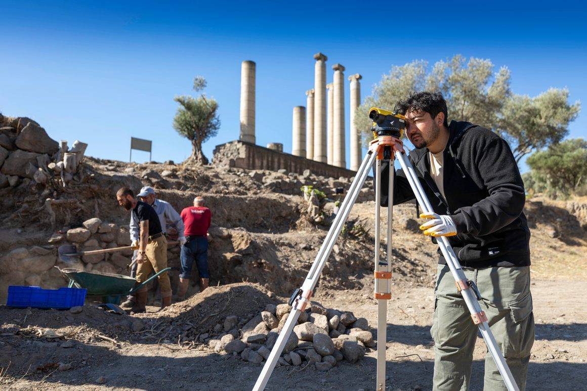 İzmir'in saklı tarihi Smyrna Höyüğü'ndeki çalışmalarla gün yüzüne çıkarılıyor