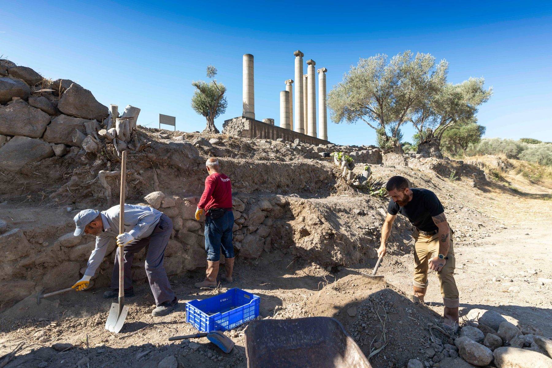 İzmir'in saklı tarihi Smyrna Höyüğü'ndeki çalışmalarla gün yüzüne çıkarılıyor