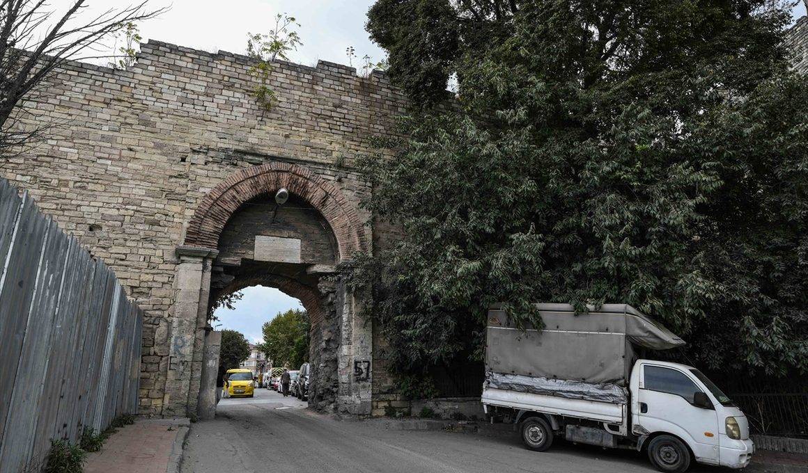 Osmanlı ve Bizans'ın izleri aynı noktada: Yedikule Kapısı
