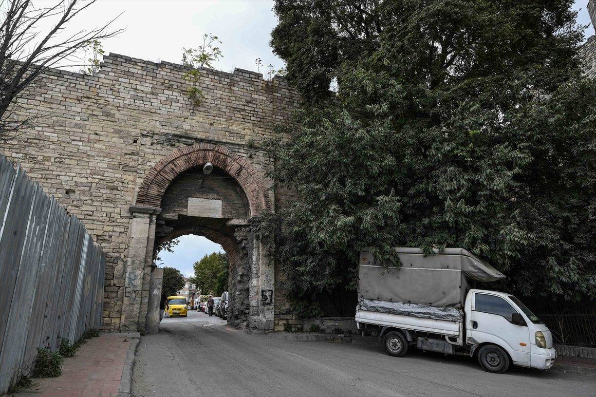 Osmanlı ve Bizans'ın izleri aynı noktada: Yedikule Kapısı