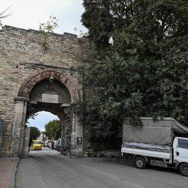Osmanlı ve Bizans'ın izleri aynı noktada: Yedikule Kapısı