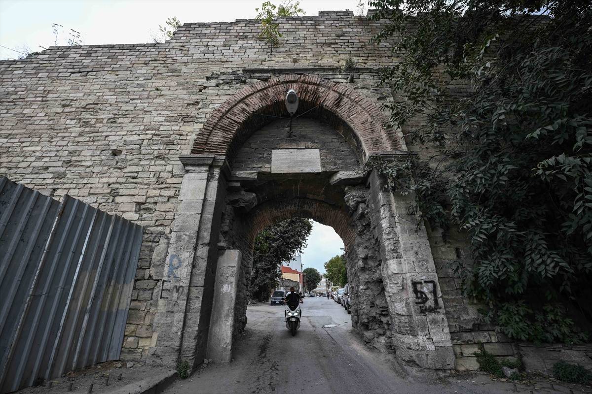 Osmanlı ve Bizans'ın izleri aynı noktada: Yedikule Kapısı