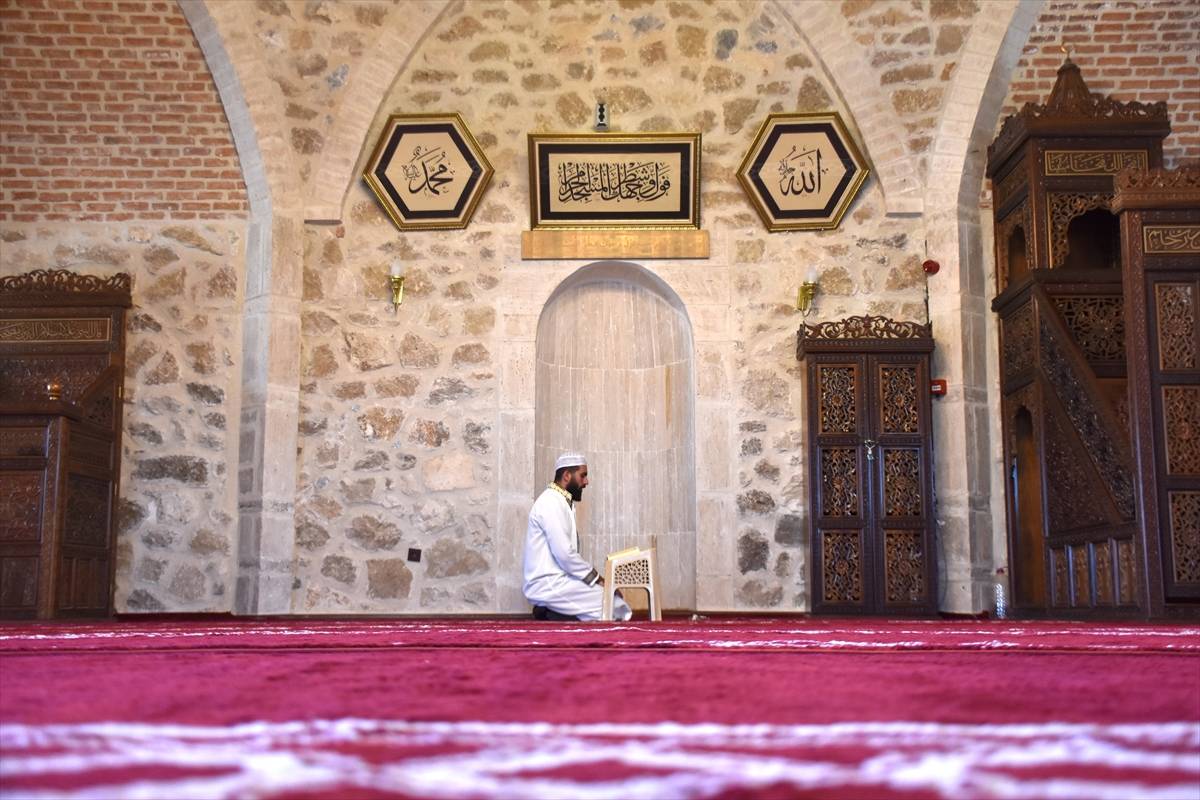 Her gün tarihi kaleye tırmanıyor: Genç imamdan duygulandıran fedakarlık!