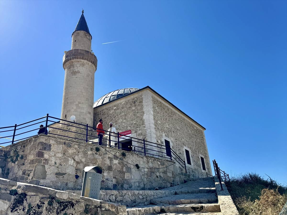 Her gün tarihi kaleye tırmanıyor: Genç imamdan duygulandıran fedakarlık!