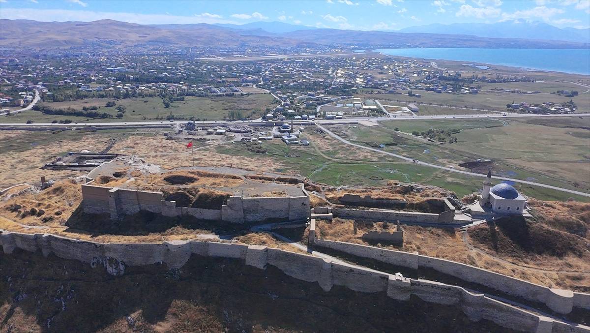 Her gün tarihi kaleye tırmanıyor: Genç imamdan duygulandıran fedakarlık!
