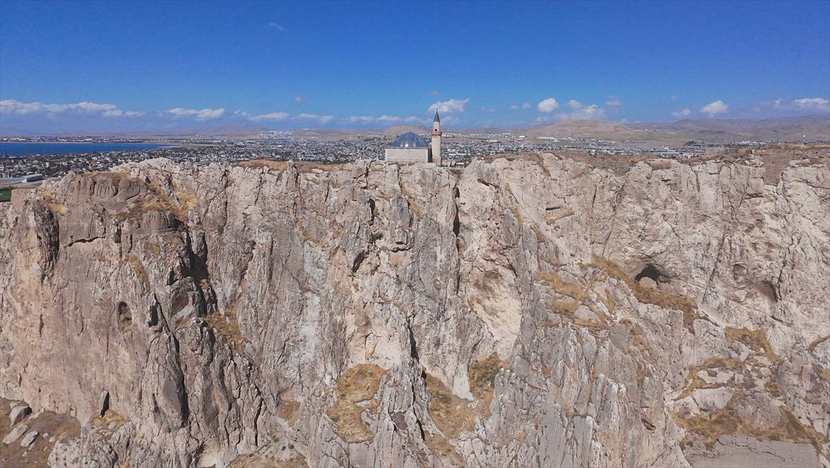 Van Castle Imam Climbs 5000 Steps Daily to Lead Prayers