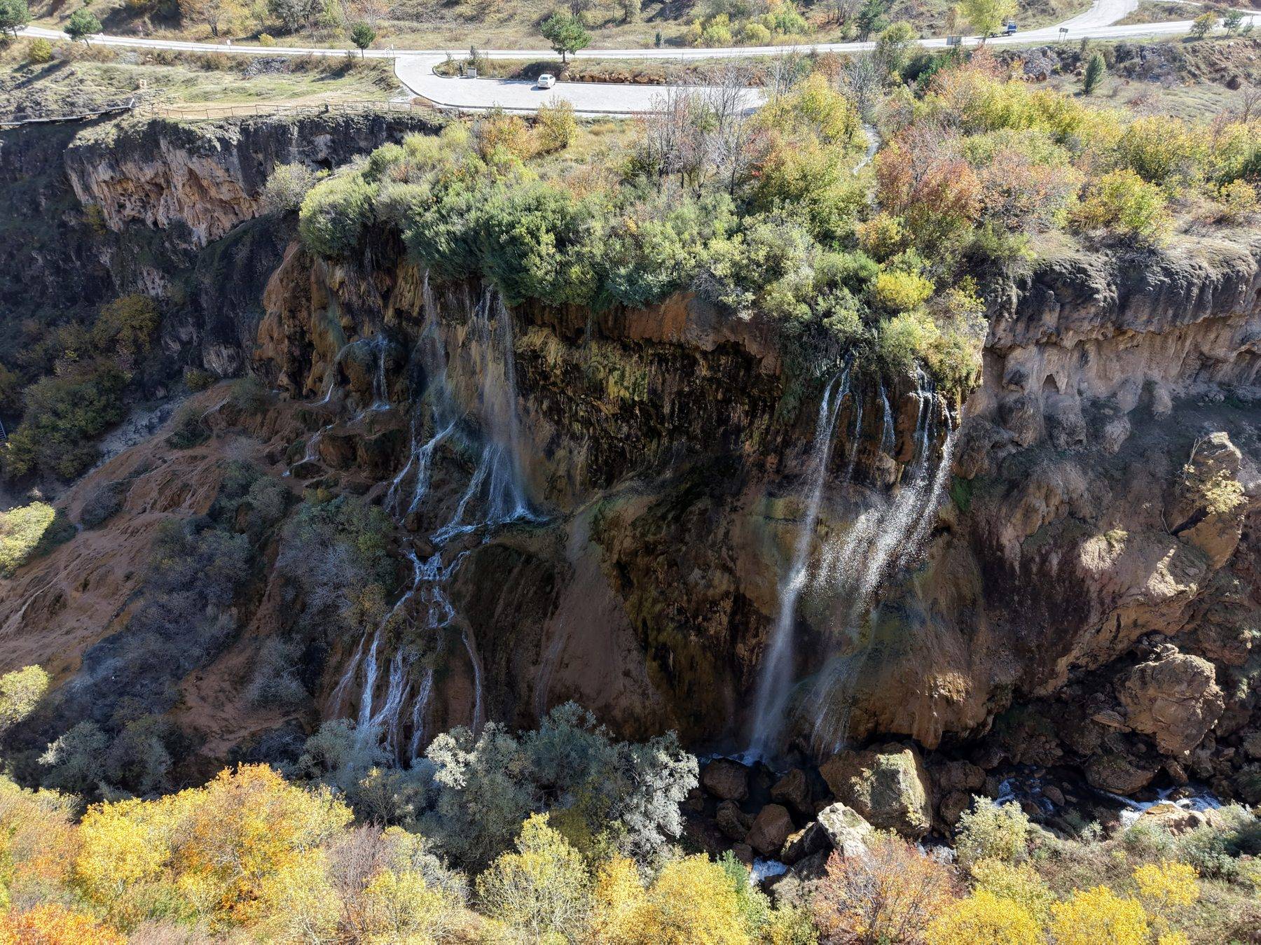 Sivas'ın doğa harikasında renk cümbüşü! Dipsiz Göl ve Şelalesi atmosferiyle etkiledi