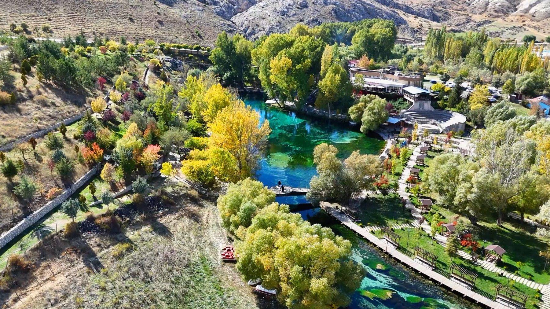 Boncuk gibi parlıyor! Sivas'ın doğal akvaryumu sonbahar renkleri ile süslendi