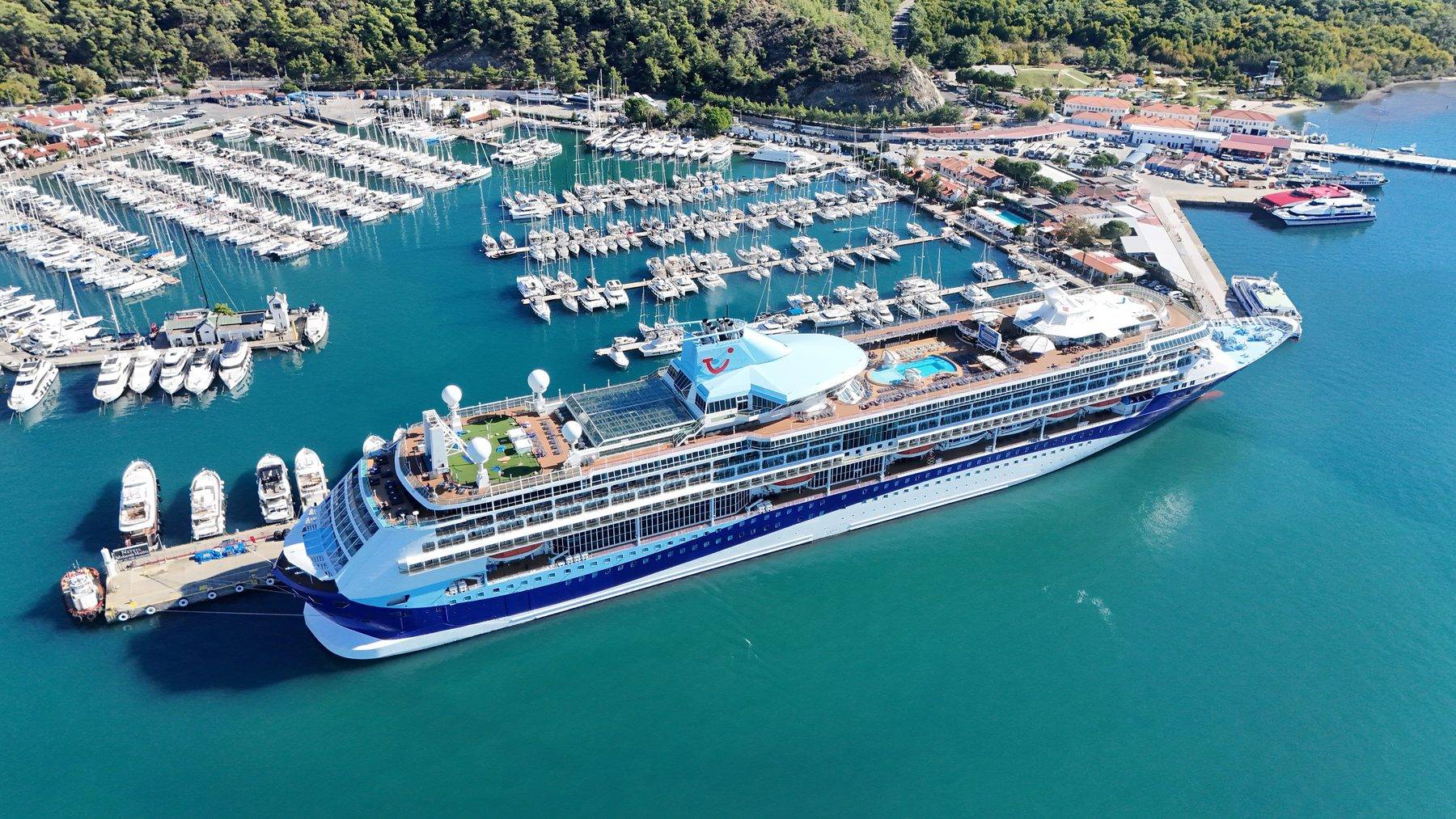 Dev kruvaziyer Marmaris'te: Binlerce İngiliz turist ilçeye ayak bastı