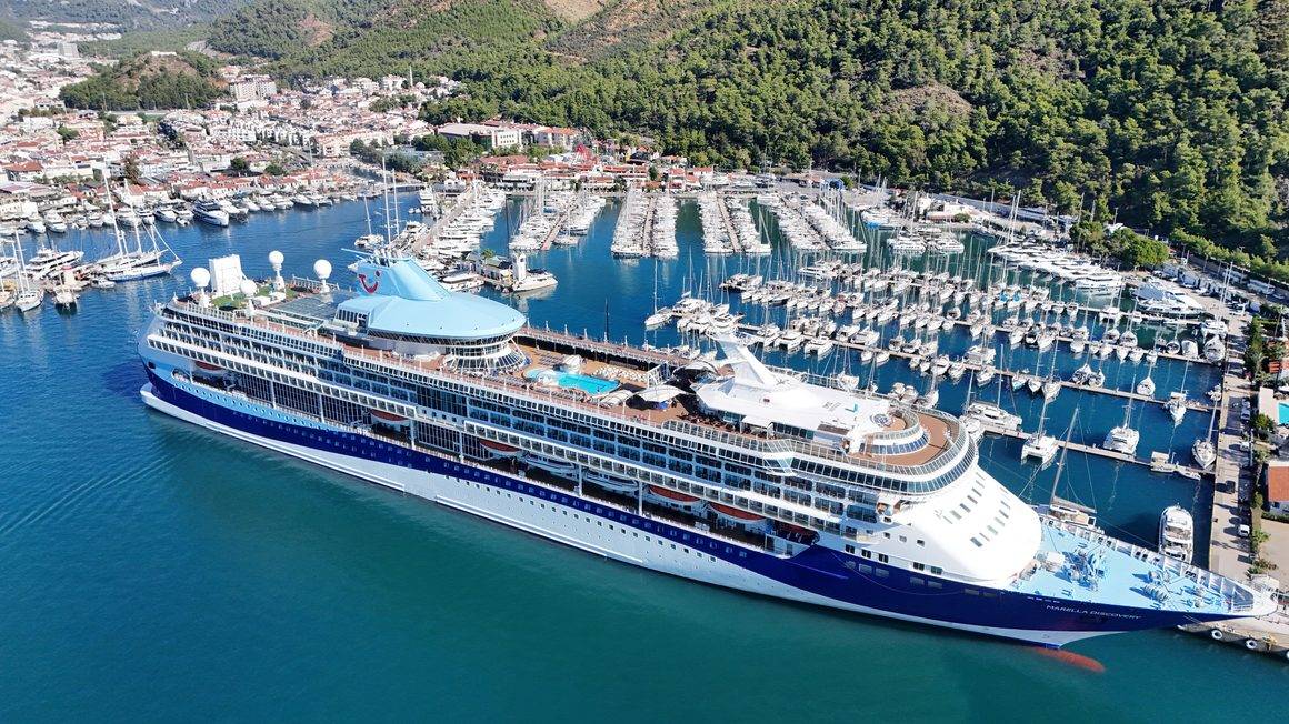 Dev kruvaziyer Marmaris'te: Binlerce İngiliz turist ilçeye ayak bastı