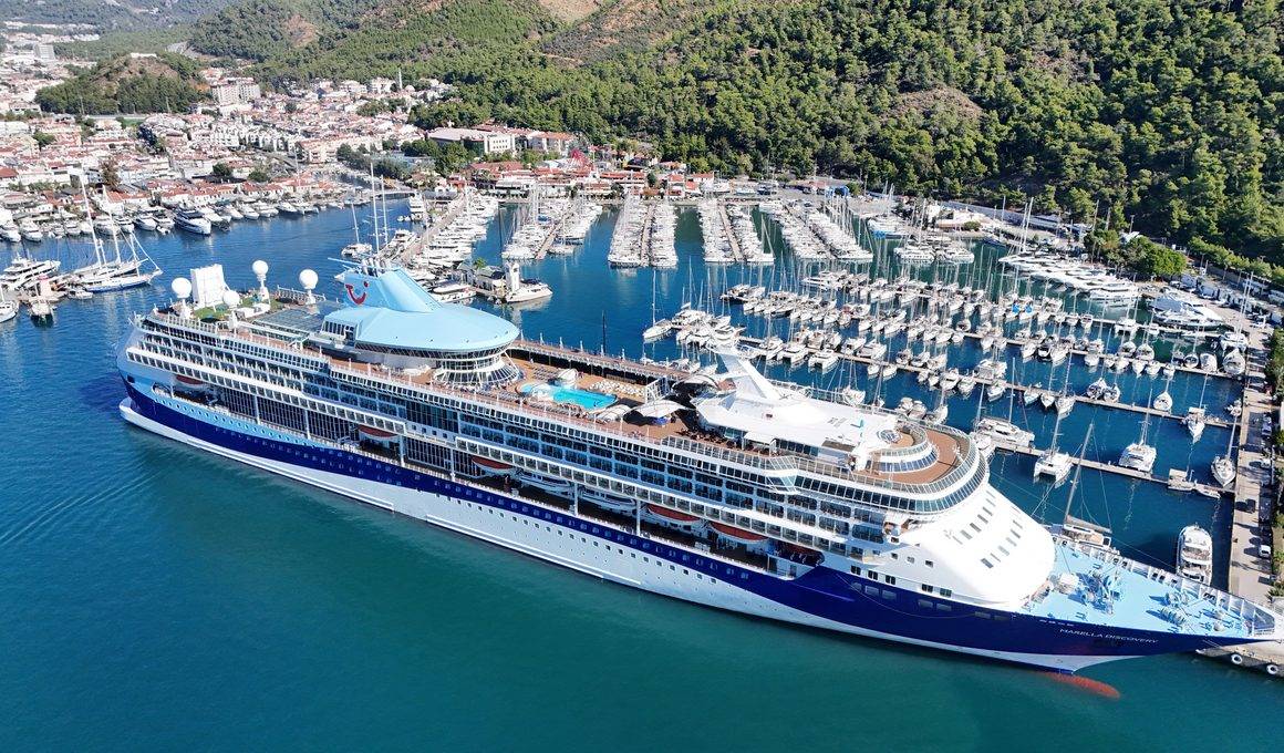 Dev kruvaziyer Marmaris'te: Binlerce İngiliz turist ilçeye ayak bastı