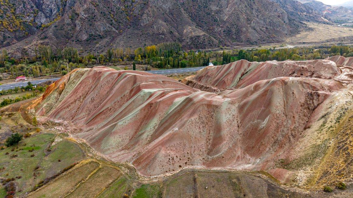 Erzurum'un 45 milyon yıllık doğa harikası: Gökkuşağı Tepeleri sonbaharda büyüledi