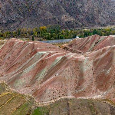 Erzurum'un 45 milyon yıllık doğa harikası: Gökkuşağı Tepeleri sonbaharda büyüledi