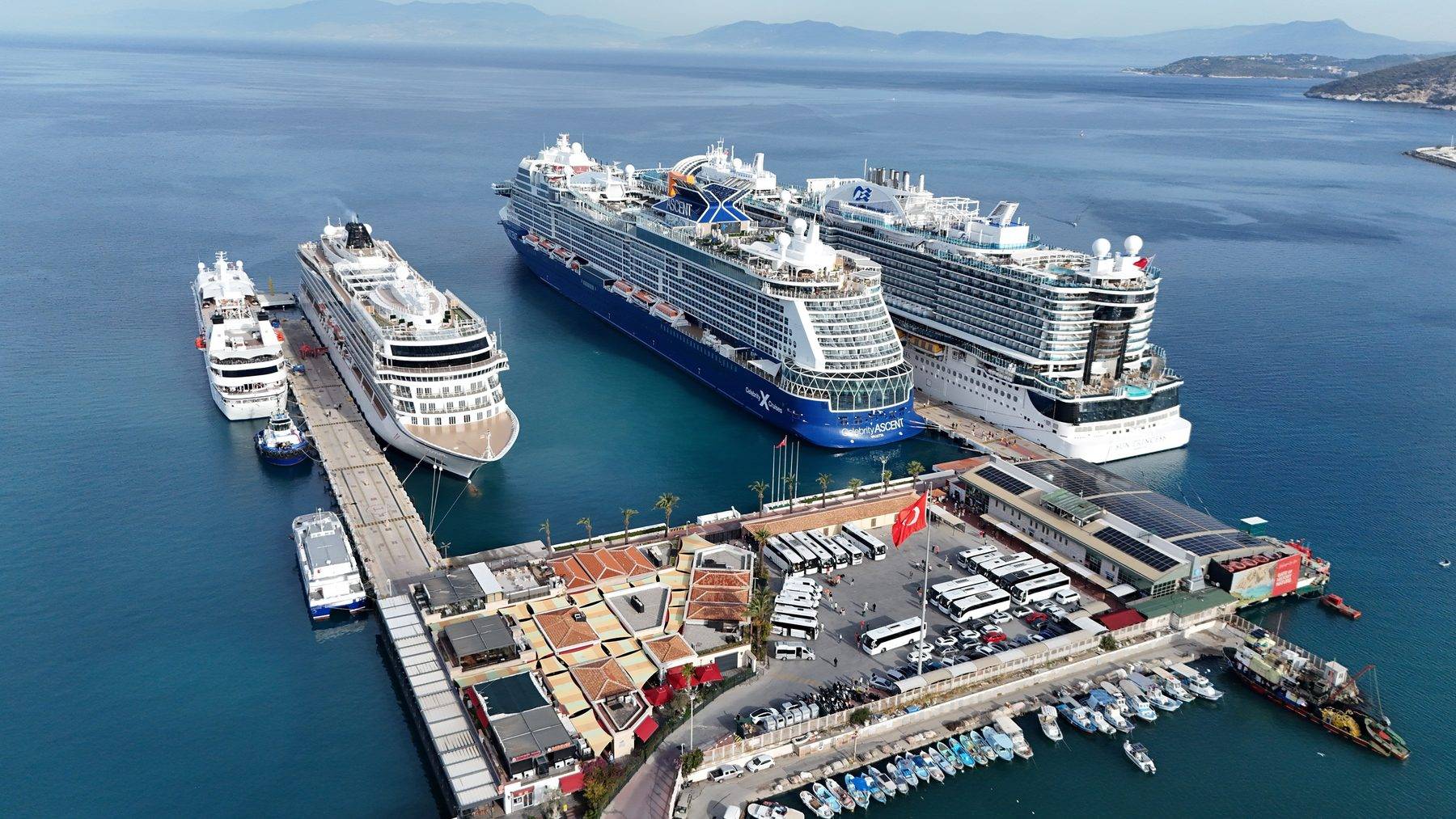 Kuşadası'na 4 kruvaziyer aynı gün yanaştı: 9 bine yakın turist geldi