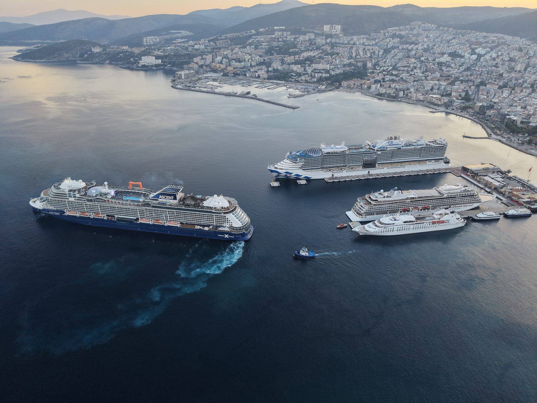 Kuşadası'na 4 kruvaziyer aynı gün yanaştı: 9 bine yakın turist geldi