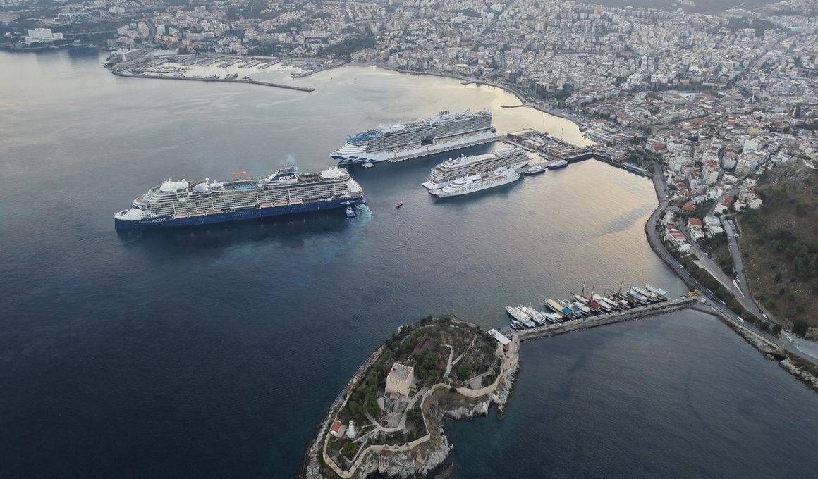 Kuşadası'na 4 kruvaziyer aynı gün yanaştı: 9 bine yakın turist geldi