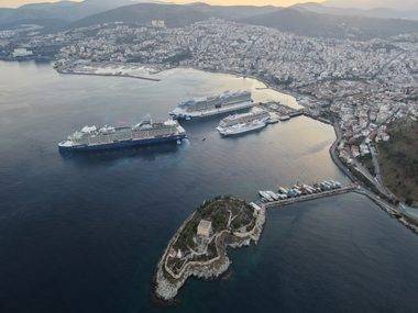 Kuşadası'na 4 kruvaziyer aynı gün yanaştı: 9 bine yakın turist geldi