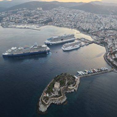 Kuşadası'na 4 kruvaziyer aynı gün yanaştı: 9 bine yakın turist geldi