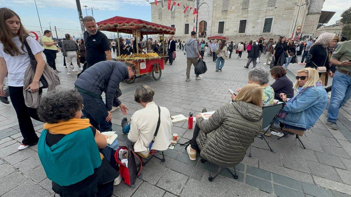 Turist kadınlar Eminönü Meydanı'nı fırça darbeleriyle tuvallerine taşıdı