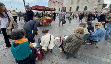 Turist kadınlar Eminönü Meydanı'nı fırça darbeleriyle tuvallerine taşıdı