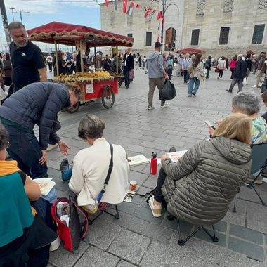 Turist kadınlar Eminönü Meydanı'nı fırça darbeleriyle tuvallerine taşıdı