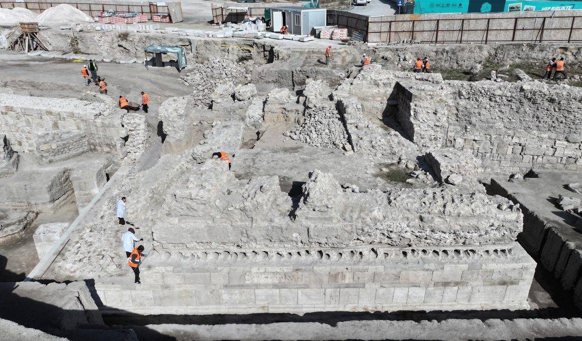 Konya'nın tarihi hazinesi gün yüzüne çıkıyor: Larende Kapısı'nda çalışmalar sürüyor