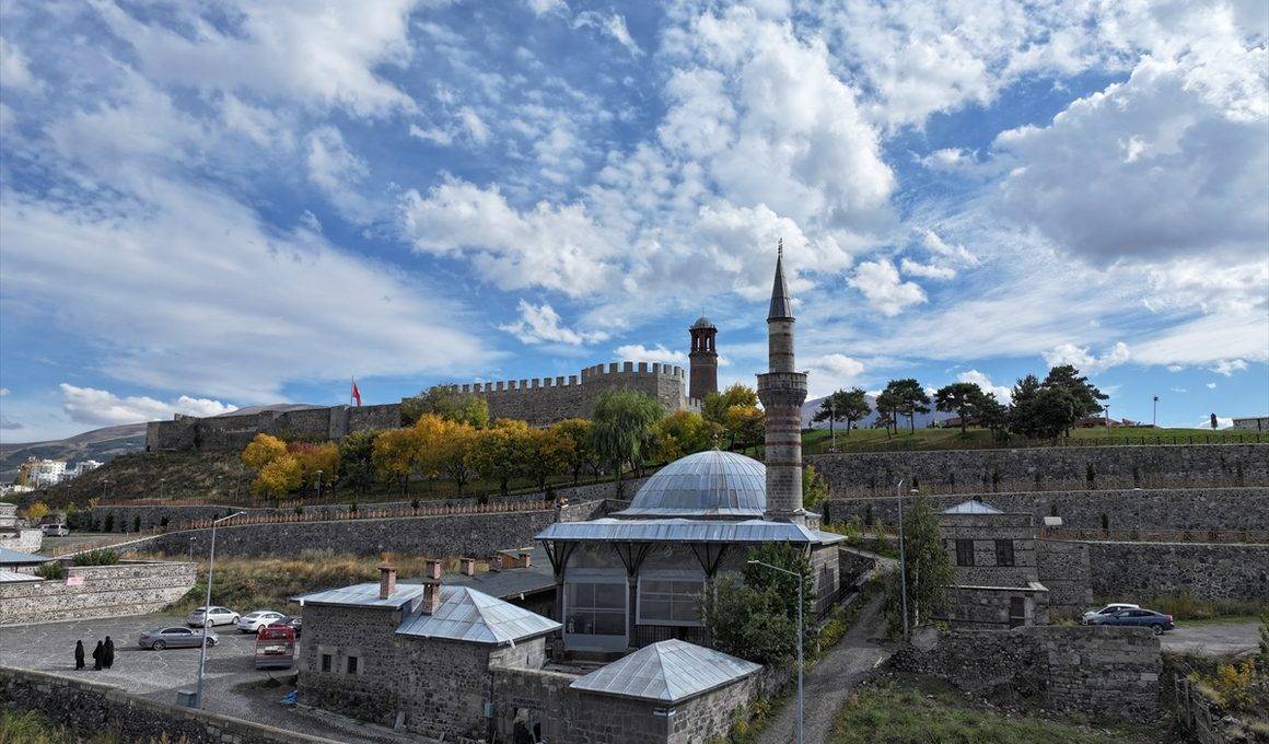 Erzurum'un kubbesi kurşunla kaplı 325 yıllık mirası: Kurşunlu Cami restore ediliyor