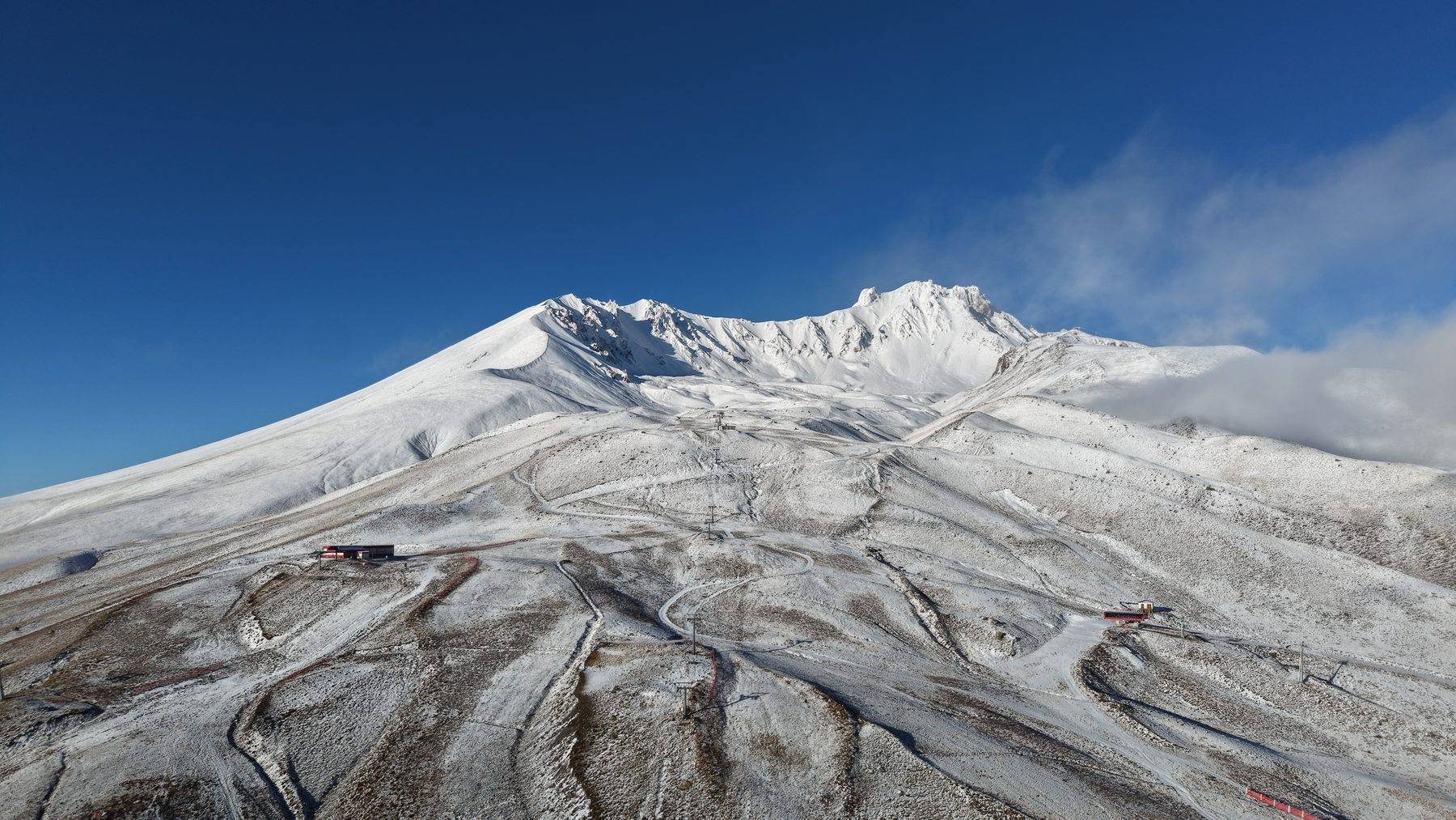 İç Anadolu'nun zirvesi beyaz gelinliği giydi: Erciyes Dağı'nda masalsı manzaralar
