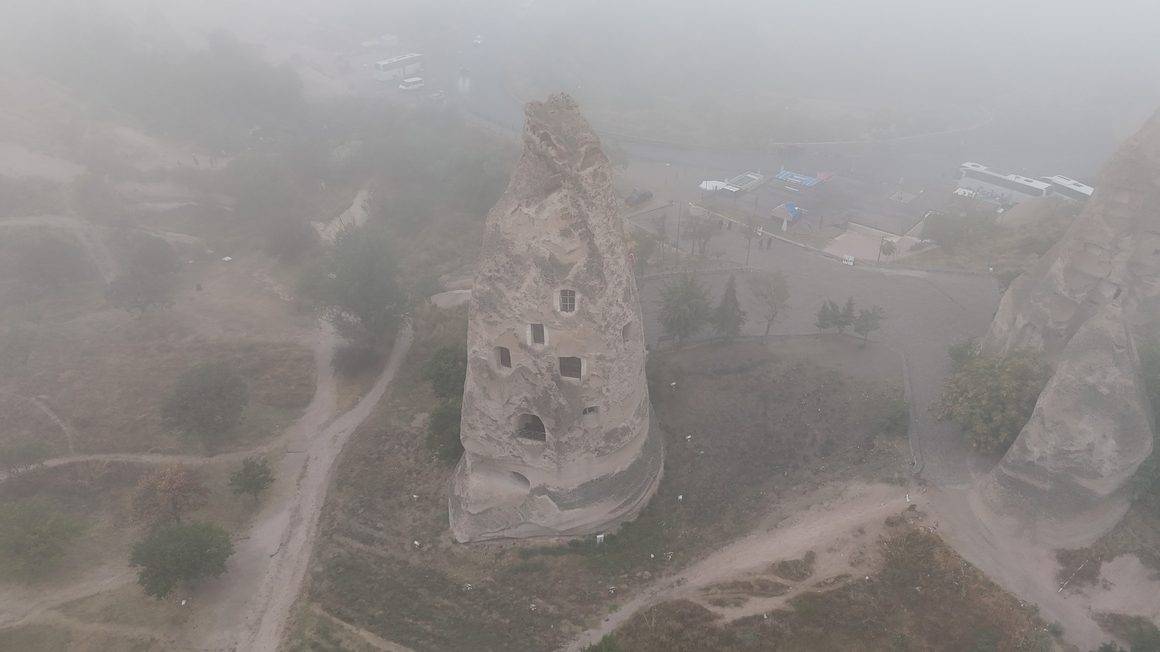 Kapadokya gizemli atmosfere büründü: Sisler altındaki hali mest etti