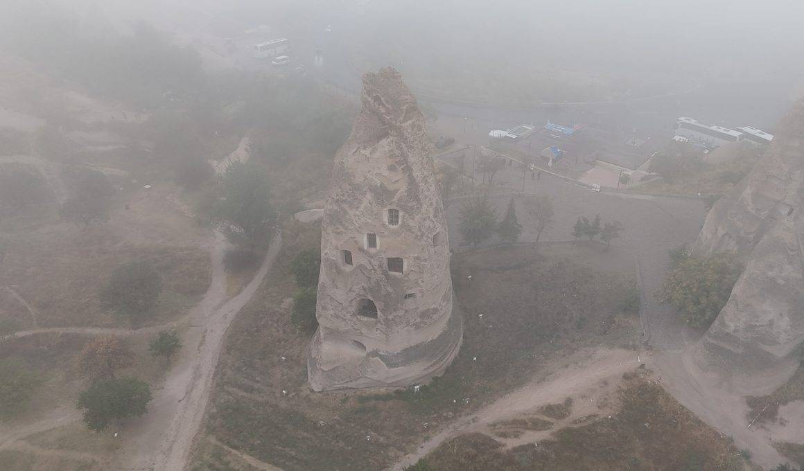 Kapadokya gizemli atmosfere büründü: Sisler altındaki hali mest etti
