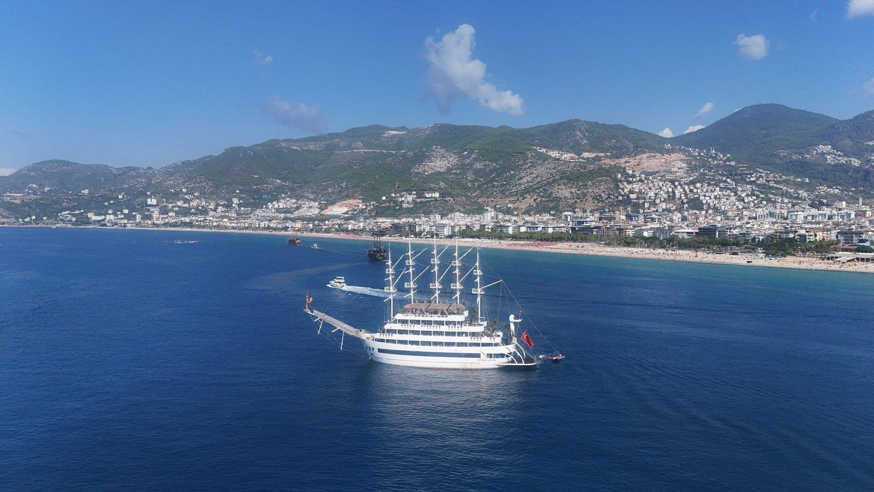 Antalya'da plajlar temmuz ayını aratmıyor: 'Güneş pırıl pırıl parlıyor'