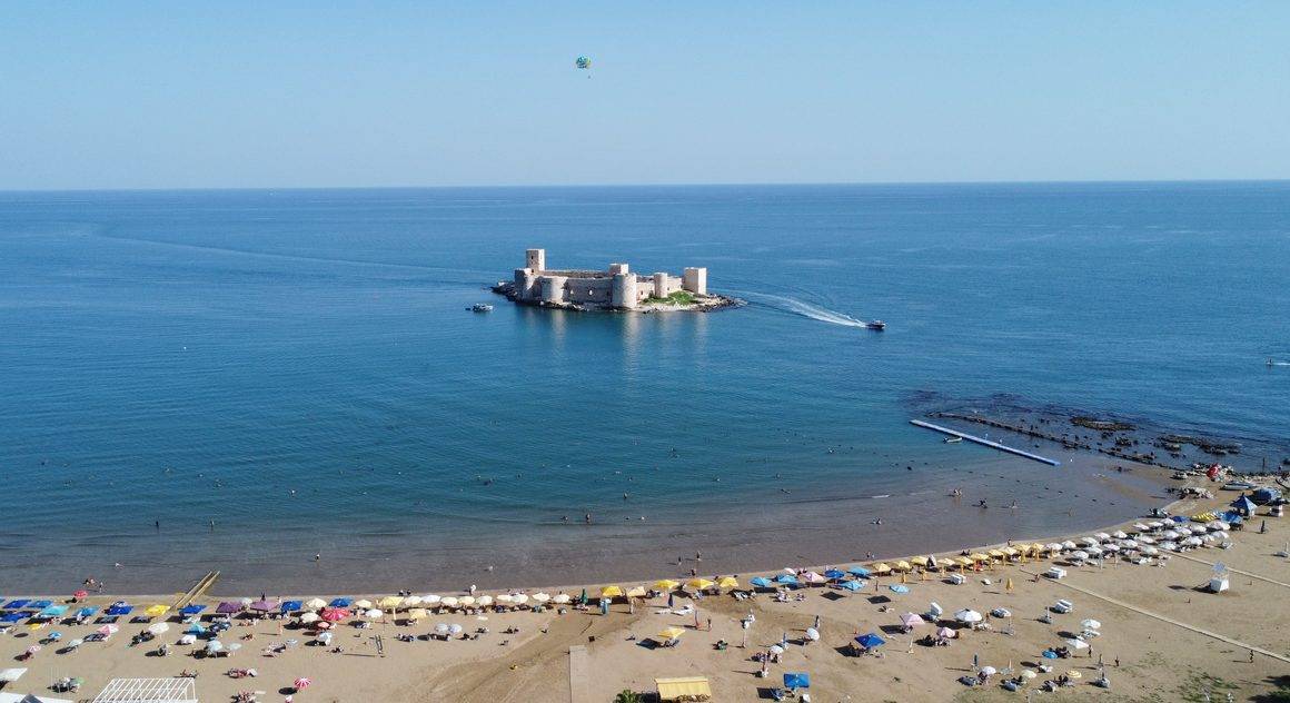 Mersin sahillerinde deniz keyfi devam ediyor: 'İşini bilen bu aylarda geliyor'