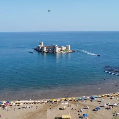 Mersin sahillerinde deniz keyfi devam ediyor: 'İşini bilen bu aylarda geliyor'