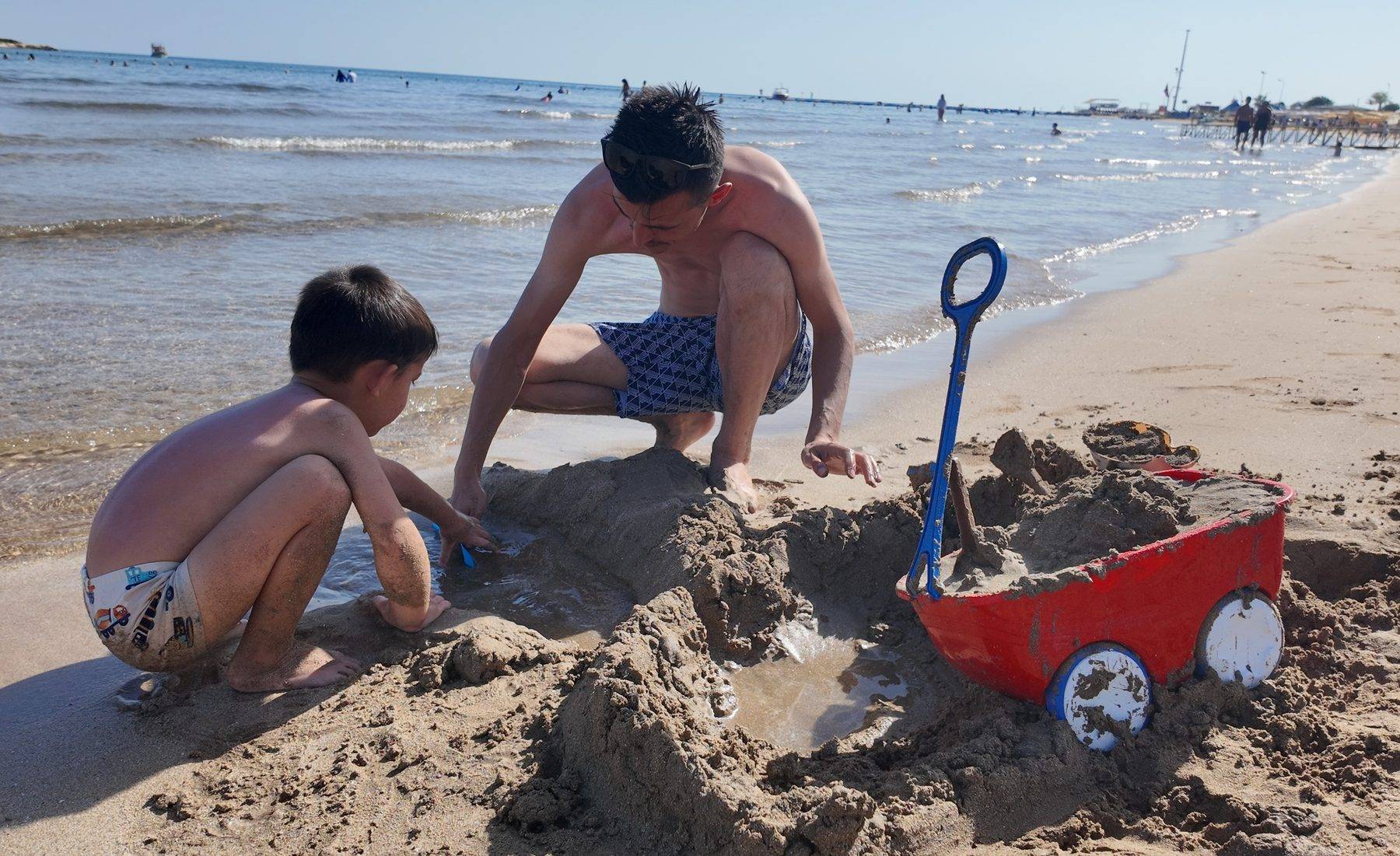Mersin sahillerinde deniz keyfi devam ediyor: 'İşini bilen bu aylarda geliyor'