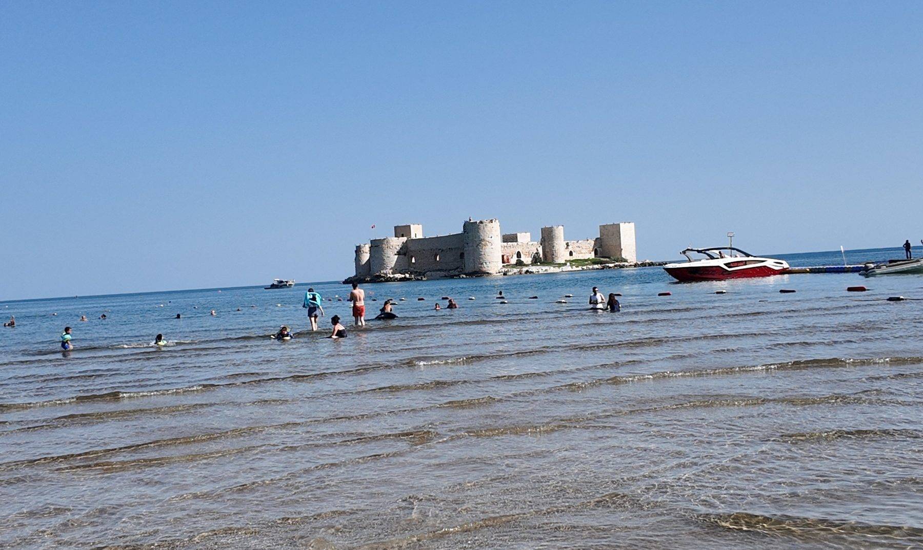 Mersin sahillerinde deniz keyfi devam ediyor: 'İşini bilen bu aylarda geliyor'