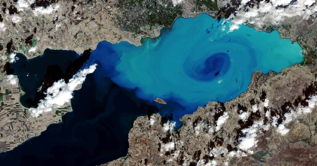 Van Gölü uzaydan büyüledi: Adeta ebru tablosuna dönüştü