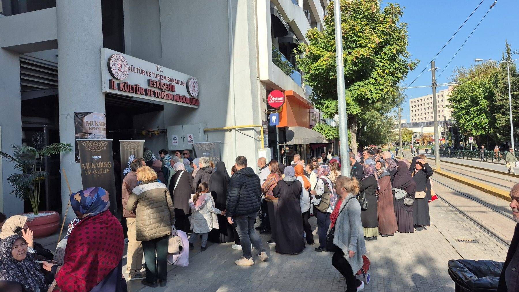 Görmek için saatlerce beklediler: Eskişehir'de Mukaddes Emanetler Sergisi'ne yoğun ilgi