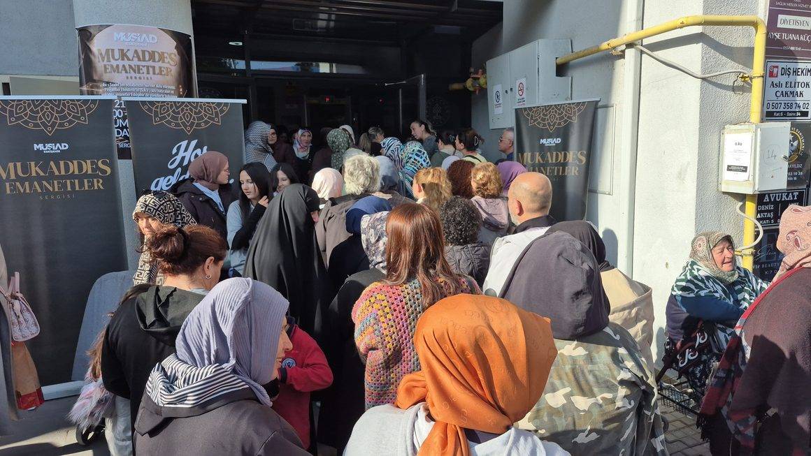Görmek için saatlerce beklediler: Eskişehir'de Mukaddes Emanetler Sergisi'ne yoğun ilgi