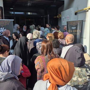 Görmek için saatlerce beklediler: Eskişehir'de Mukaddes Emanetler Sergisi'ne yoğun ilgi