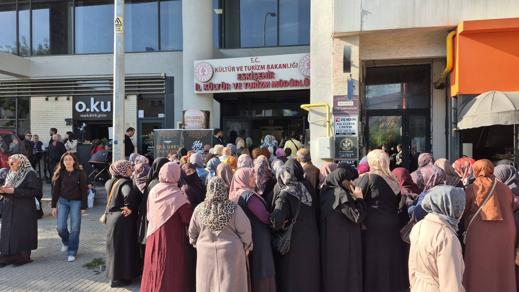 Görmek için saatlerce beklediler: Eskişehir'de Mukaddes Emanetler Sergisi'ne yoğun ilgi