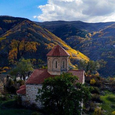 Gümüşhane'de sonbahar renkleri Örümcek Ormanları ve İmera Manastırı'nı sardı
