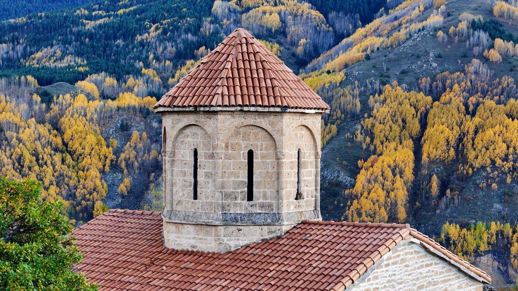 Gümüşhane'de sonbahar renkleri Örümcek Ormanları ve İmera Manastırı'nı sardı