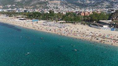 Alanya'da yazı aratmayan görüntüler: Turistler Ekim ayında sahilleri doldurdu