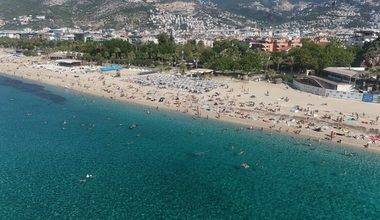 Alanya'da yazı aratmayan görüntüler: Turistler Ekim ayında sahilleri doldurdu