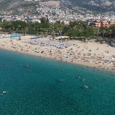 Alanya'da yazı aratmayan görüntüler: Turistler Ekim ayında sahilleri doldurdu