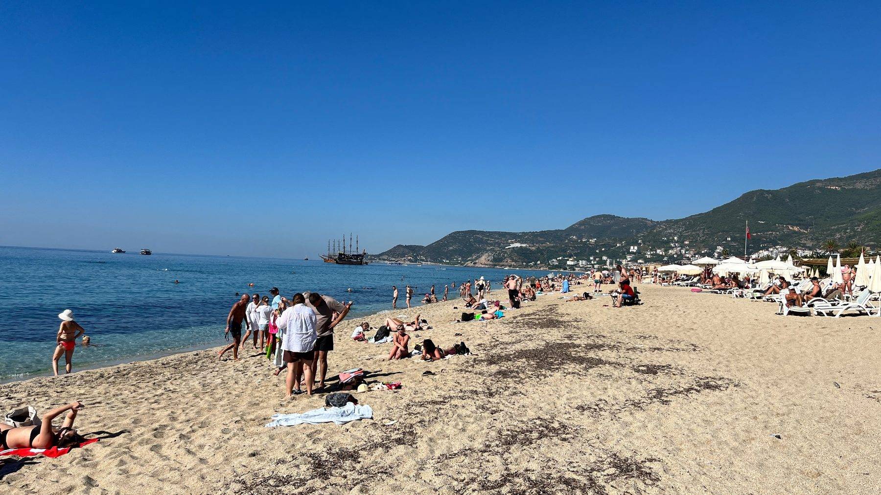 Alanya'da yazı aratmayan görüntüler: Turistler Ekim ayında sahilleri doldurdu
